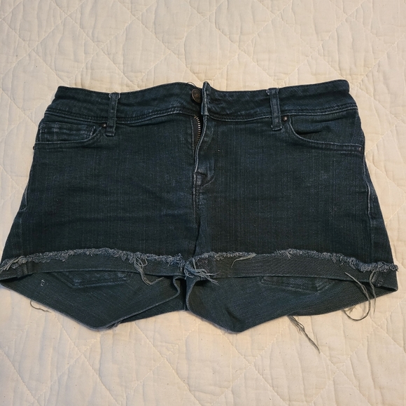 Delias Shorta - Picture 1 of 2